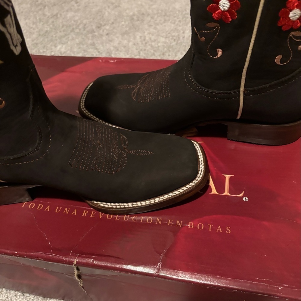 El General Brown and Red Embroidered Heeled Boots - Picture 6 of 9